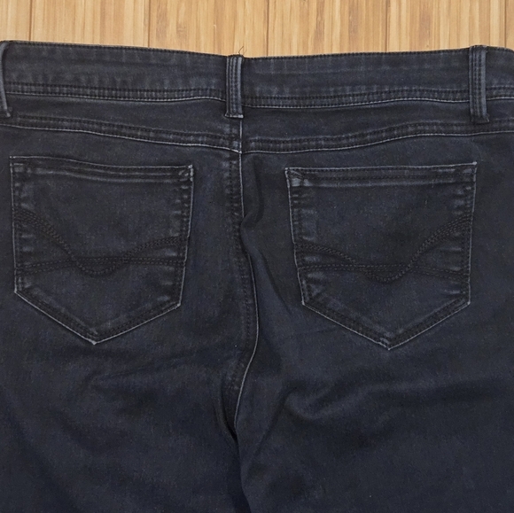 Roz & Ali Women's Black Jeans - Picture 7 of 8